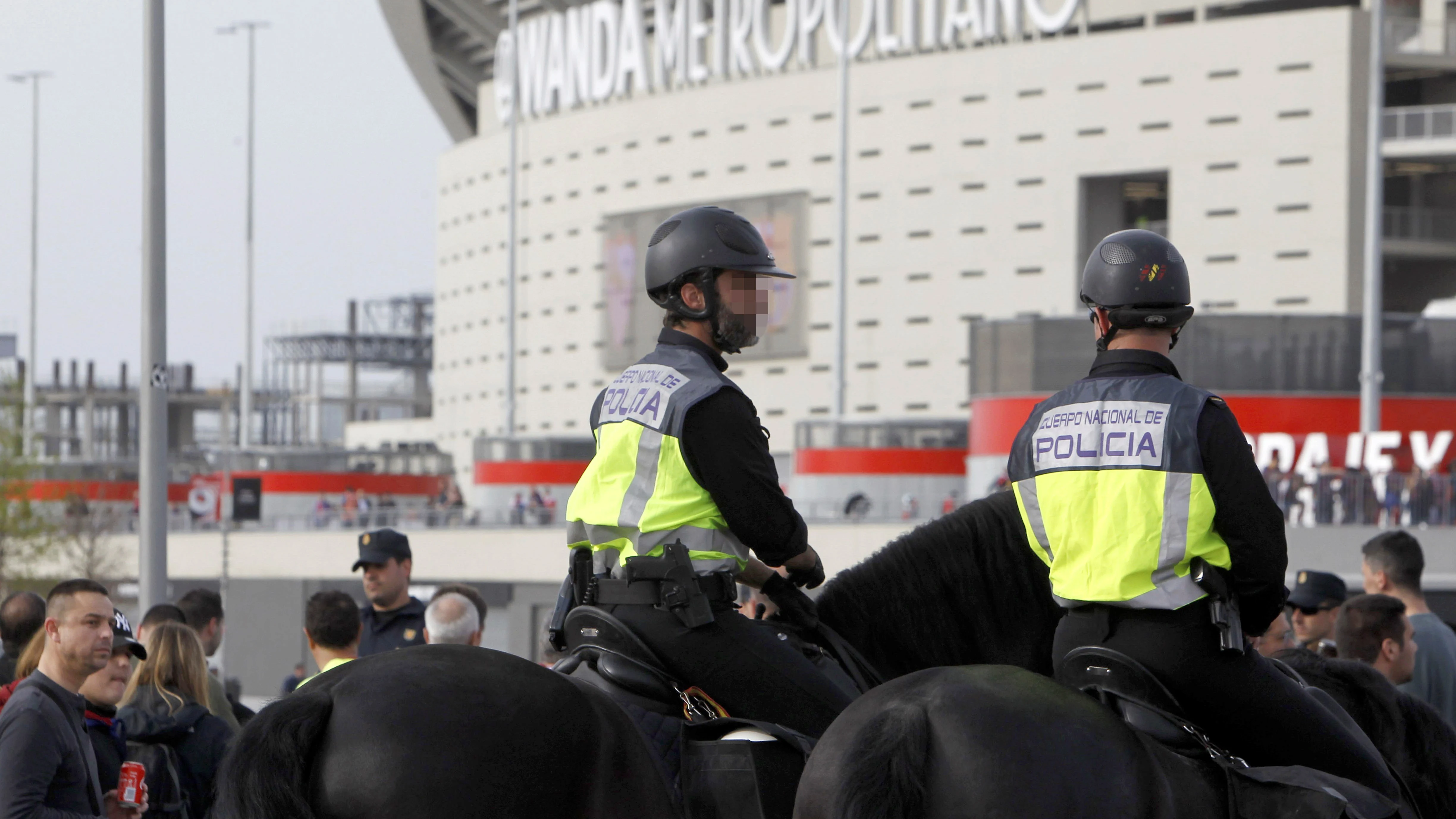 Policías antes de la final de Copa