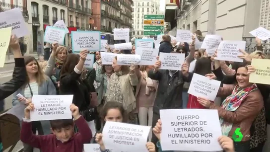 Cientos de letrados de la Administración de Justicia toman la calle para pedir una subida salarial:  Cientos de letrados de la Administración de Justicia toman la calle para pedir una subida salarial: