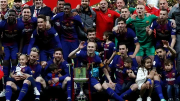 Los jugadores del Barcelona celebran su triunfo en la Copa del Rey
