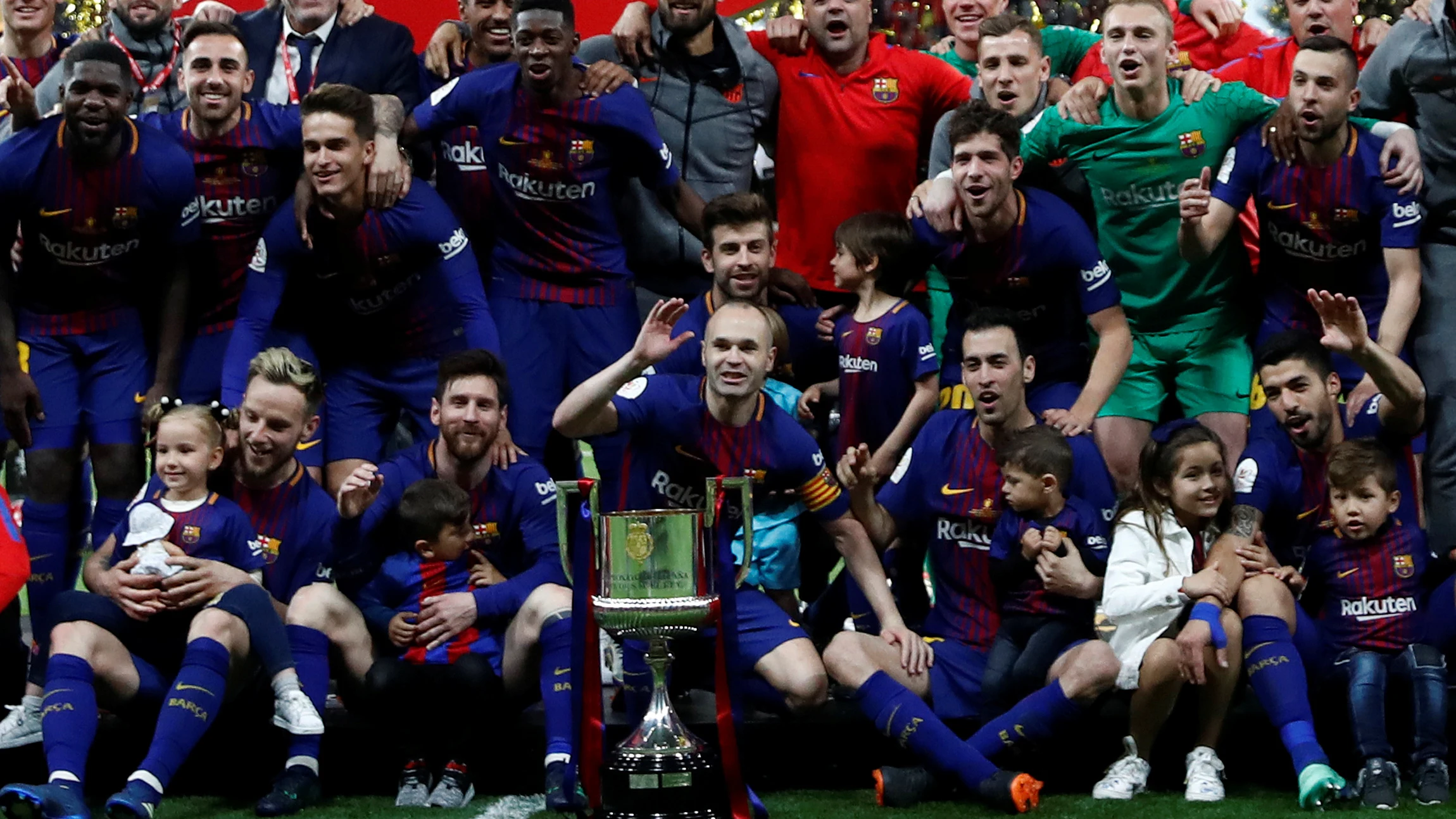 Los jugadores del Barcelona celebran su triunfo en la Copa del Rey