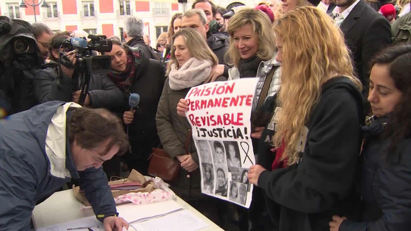 La madre de Diana Quer junto a su hermana Valeria en una manifestaci&oacute;n por la PPR