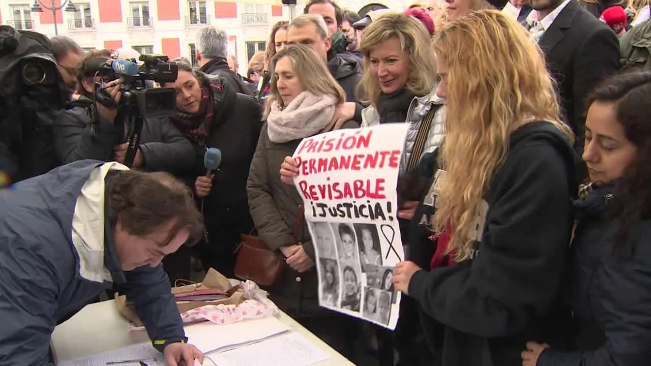 La madre de Diana Quer junto a su hermana Valeria en una manifestación por la PPR