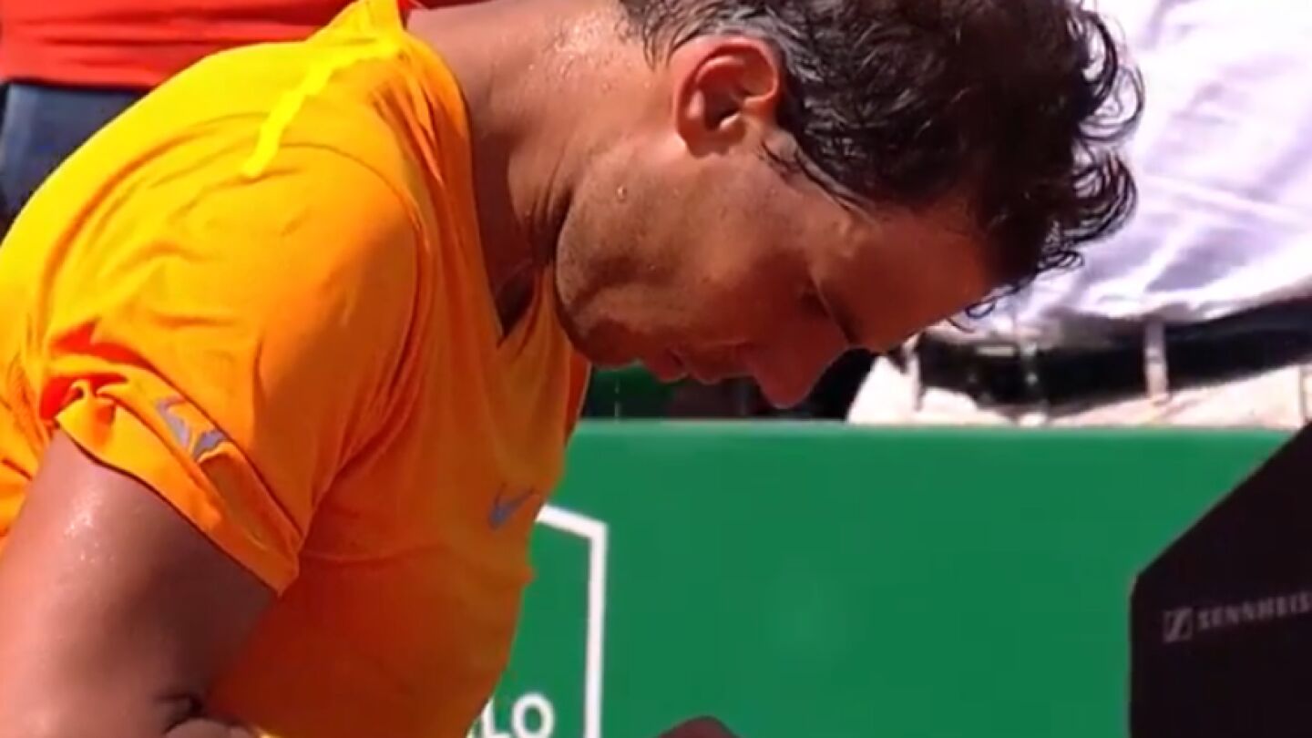 Nadal mira a su m&oacute;vil tras ganar a Dimitrov