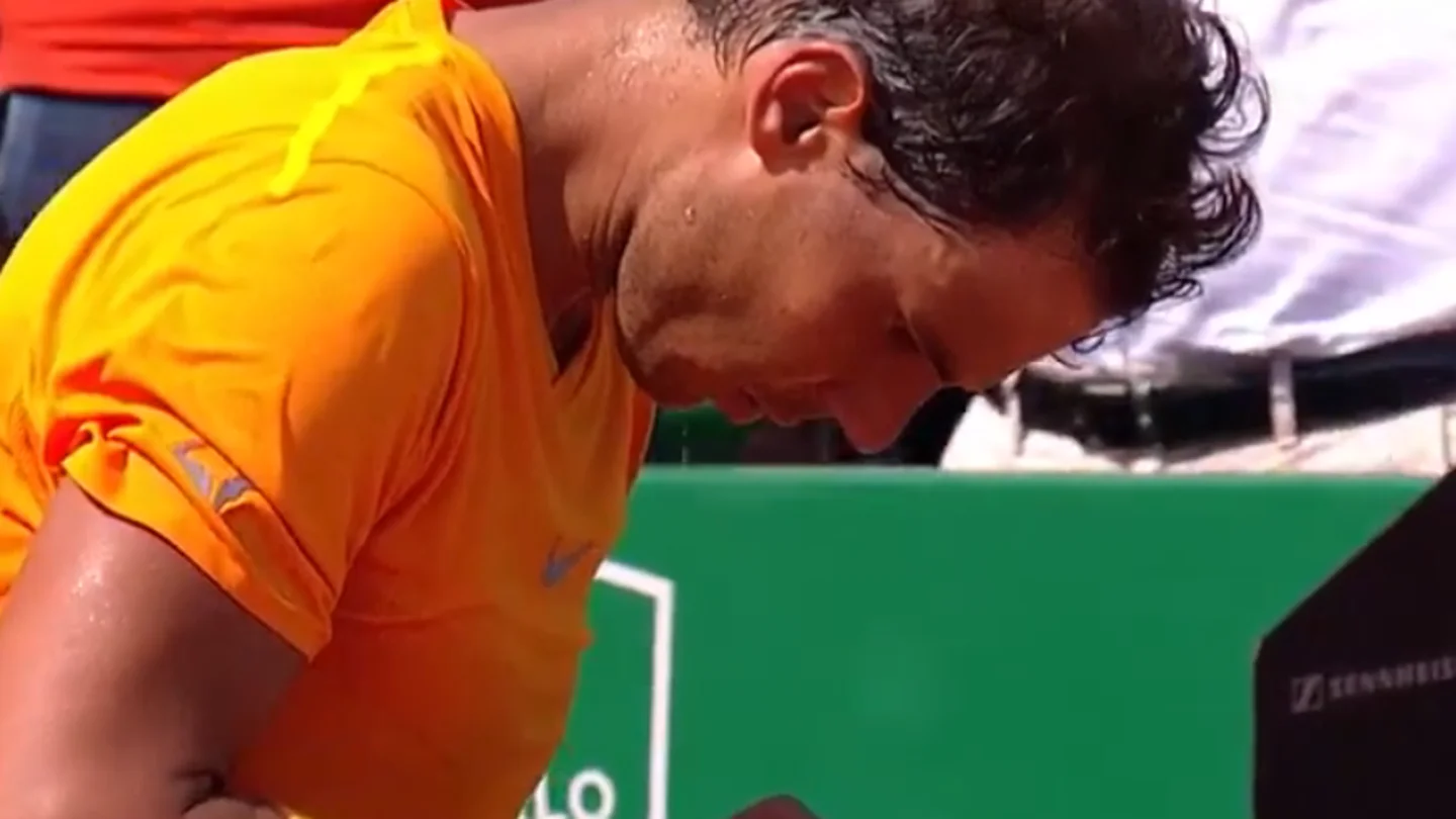 Nadal mira a su móvil tras ganar a Dimitrov Nadal mira a su móvil tras ganar a Dimitrov