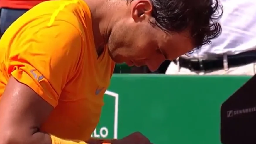 Nadal mira a su móvil tras ganar a Dimitrov Nadal mira a su móvil tras ganar a Dimitrov