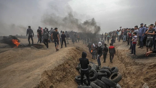 Un grupo de palestinos protesta en la frontera de Gaza Un grupo de palestinos protesta en la frontera de Gaza