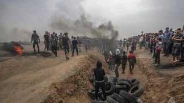 Un grupo de palestinos protesta en la frontera de Gaza