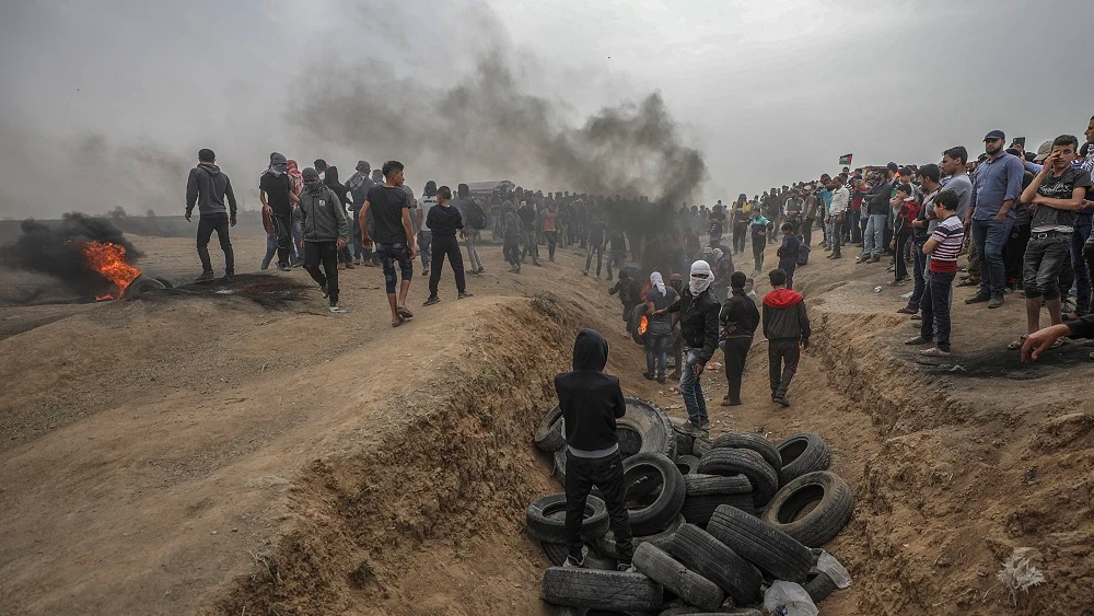 Un grupo de palestinos protesta en la frontera de Gaza