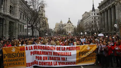 Vista general de la manifestación desde la Puerta del Sol de Madrid hasta el Congreso de los Diputados para reclamar la 'No Derogación de la Prisión Permanente Revisable' Vista general de la manifestación desde la Puerta del Sol de Madrid hasta el Congreso de los Diputados para reclamar la 'No Derogación de la Prisión Permanente Revisable'