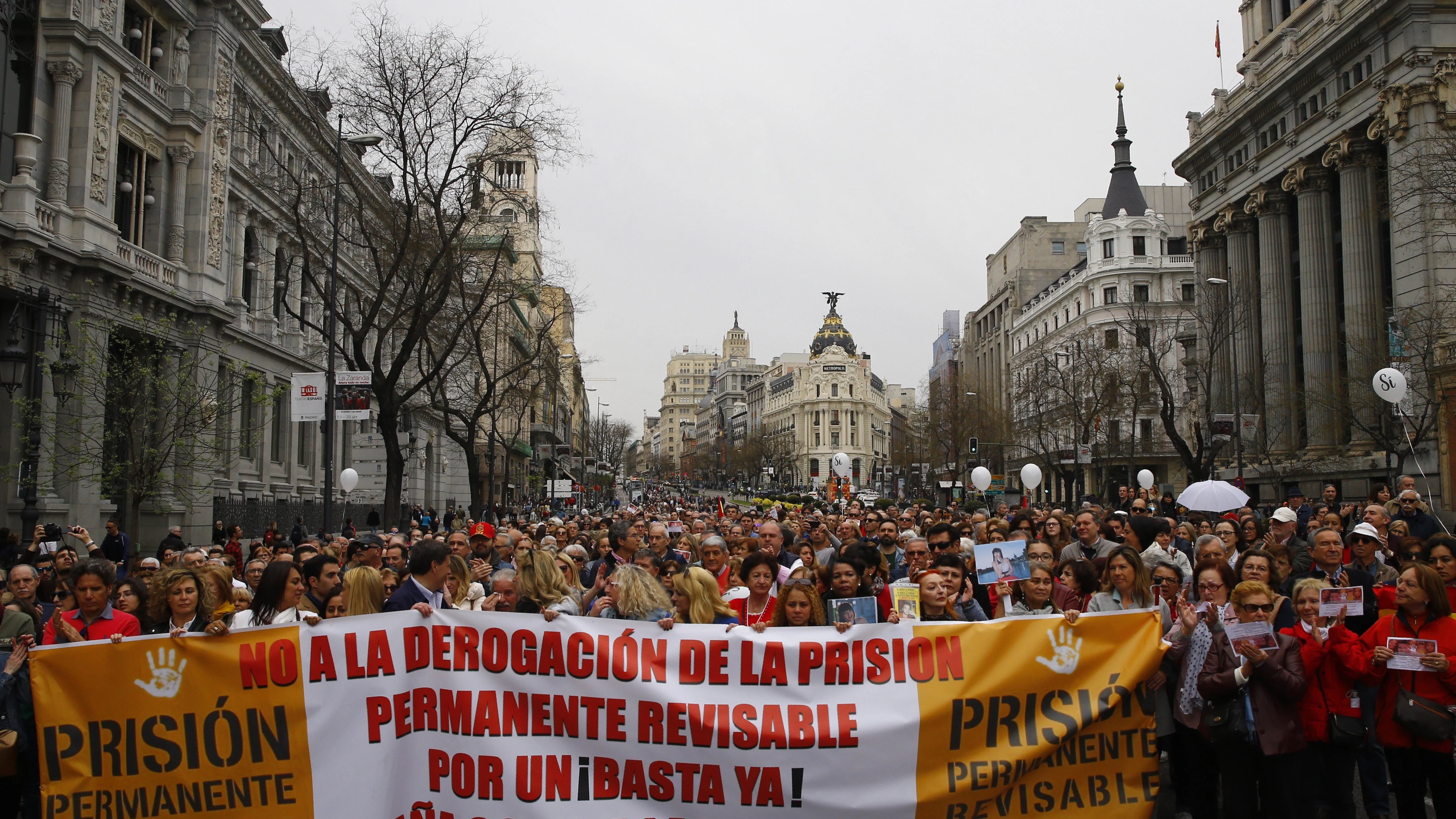 Vista general de la manifestación desde la Puerta del Sol de Madrid hasta el Congreso de los Diputados para reclamar la 'No Derogación de la Prisión Permanente Revisable'