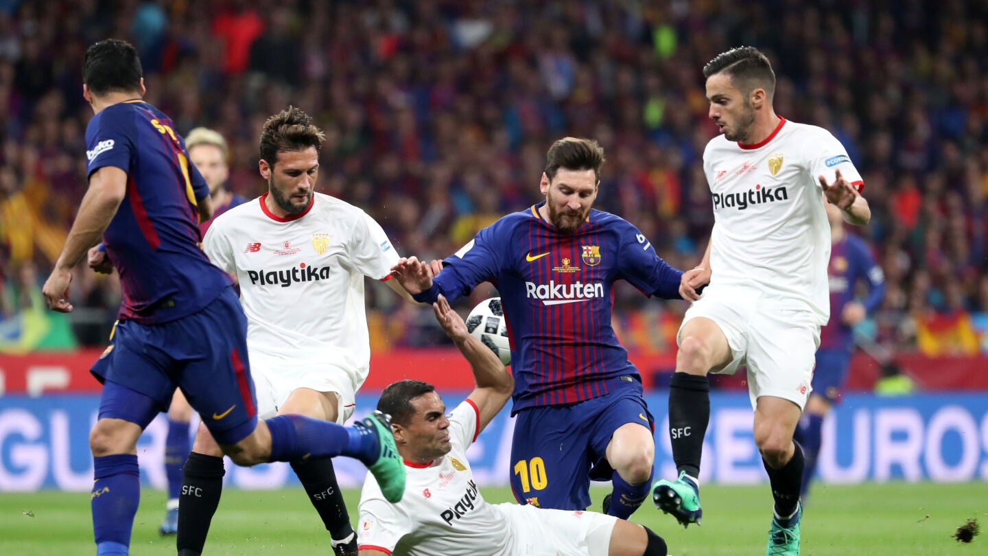 Messi y Mercado disputando el bal&oacute;n
