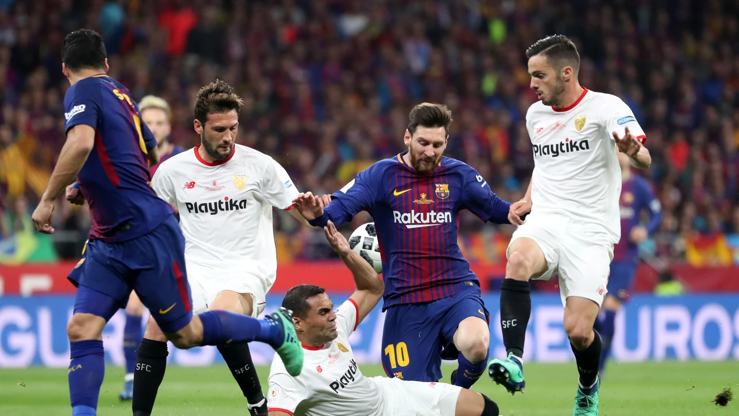 Messi y Mercado disputando el balón Messi y Mercado disputando el balón