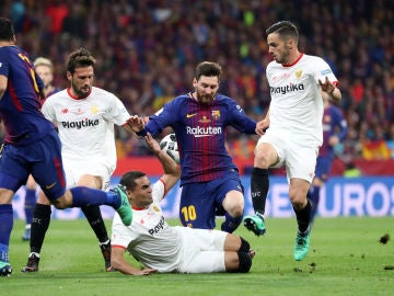 Messi y Mercado disputando el balón Messi y Mercado disputando el balón