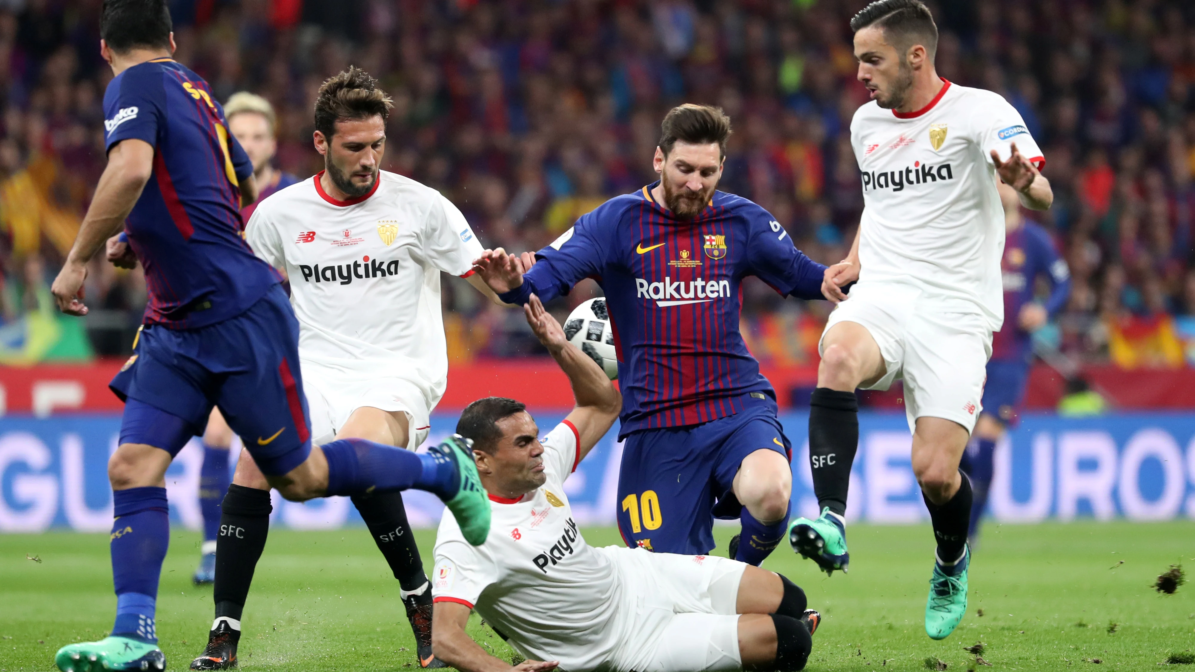 Messi y Mercado disputando el balón Messi y Mercado disputando el balón