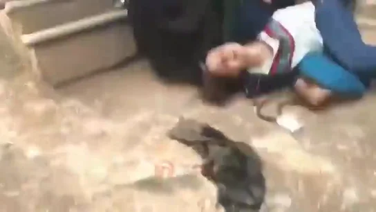 Joven iraní agredida por llevar suelto el hiyab Joven iraní agredida por llevar suelto el hiyab