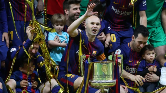 Iniesta, con el trofeo de campeón de la Copa del Rey Iniesta, con el trofeo de campeón de la Copa del Rey