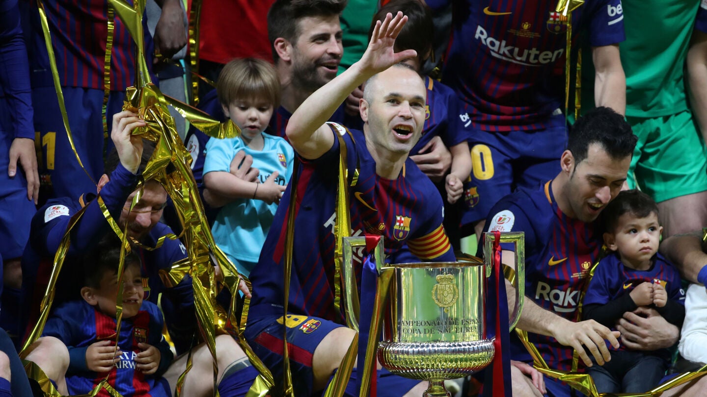 Iniesta, con el trofeo de campe&oacute;n de la Copa del Rey