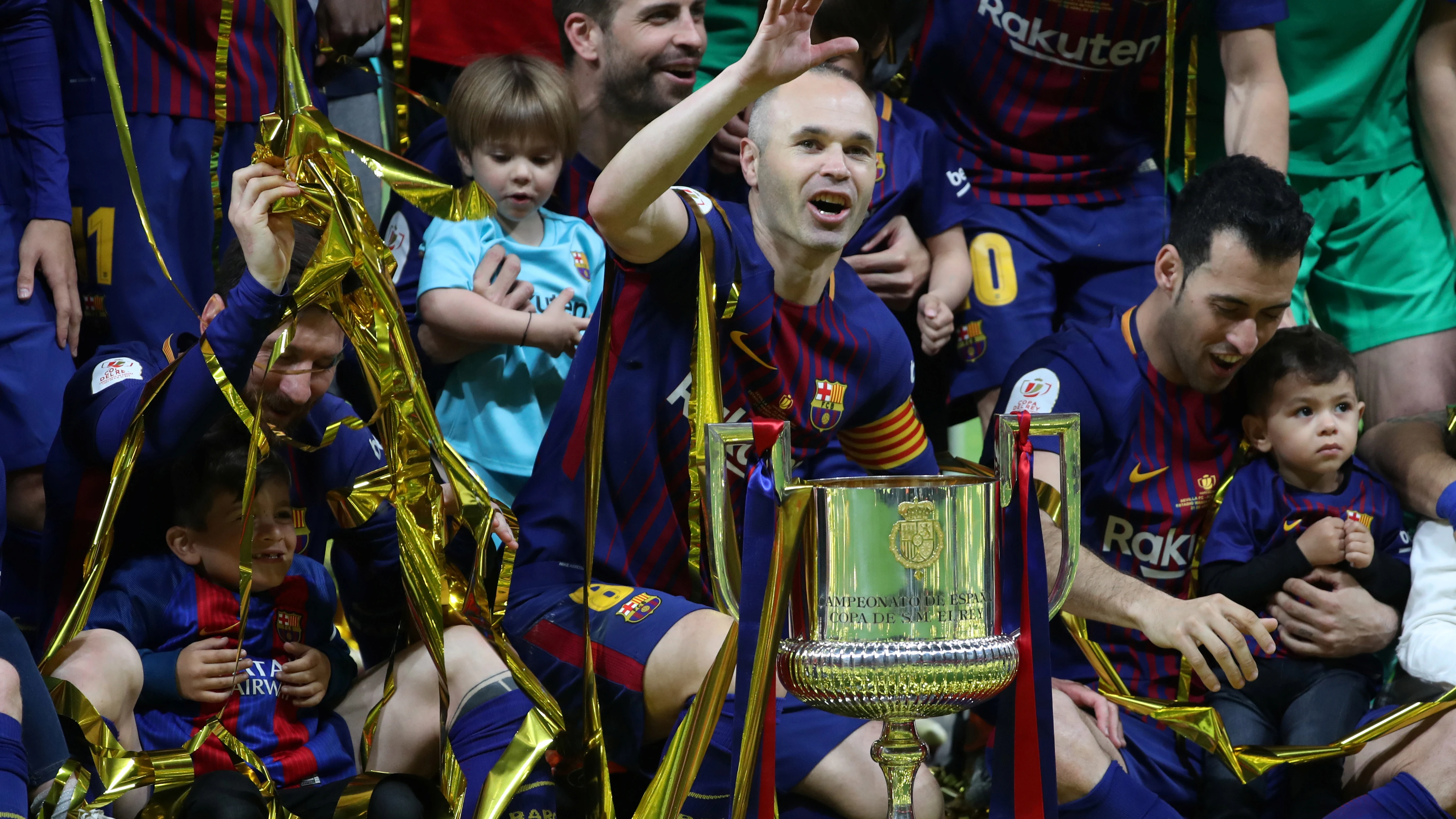Iniesta, con el trofeo de campeón de la Copa del Rey Iniesta, con el trofeo de campeón de la Copa del Rey
