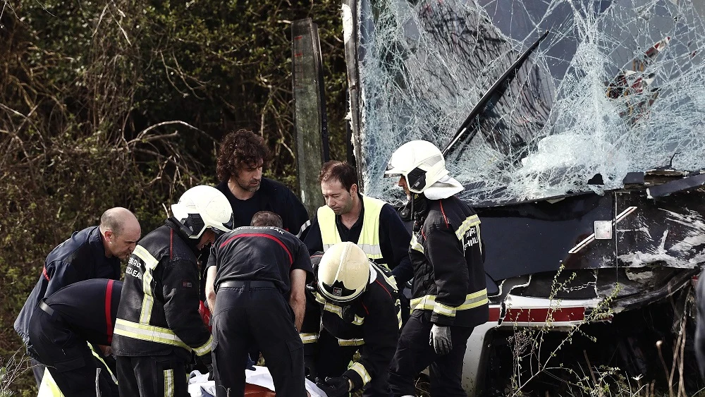 Un grupo de bomberos y médicos atienden a los heridos