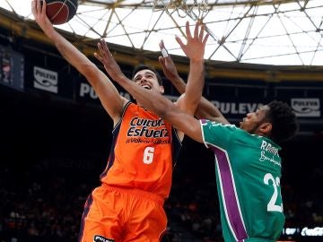 Jeff Brooks durante el encuentro contra el Valencia Jeff Brooks durante el encuentro contra el Valencia