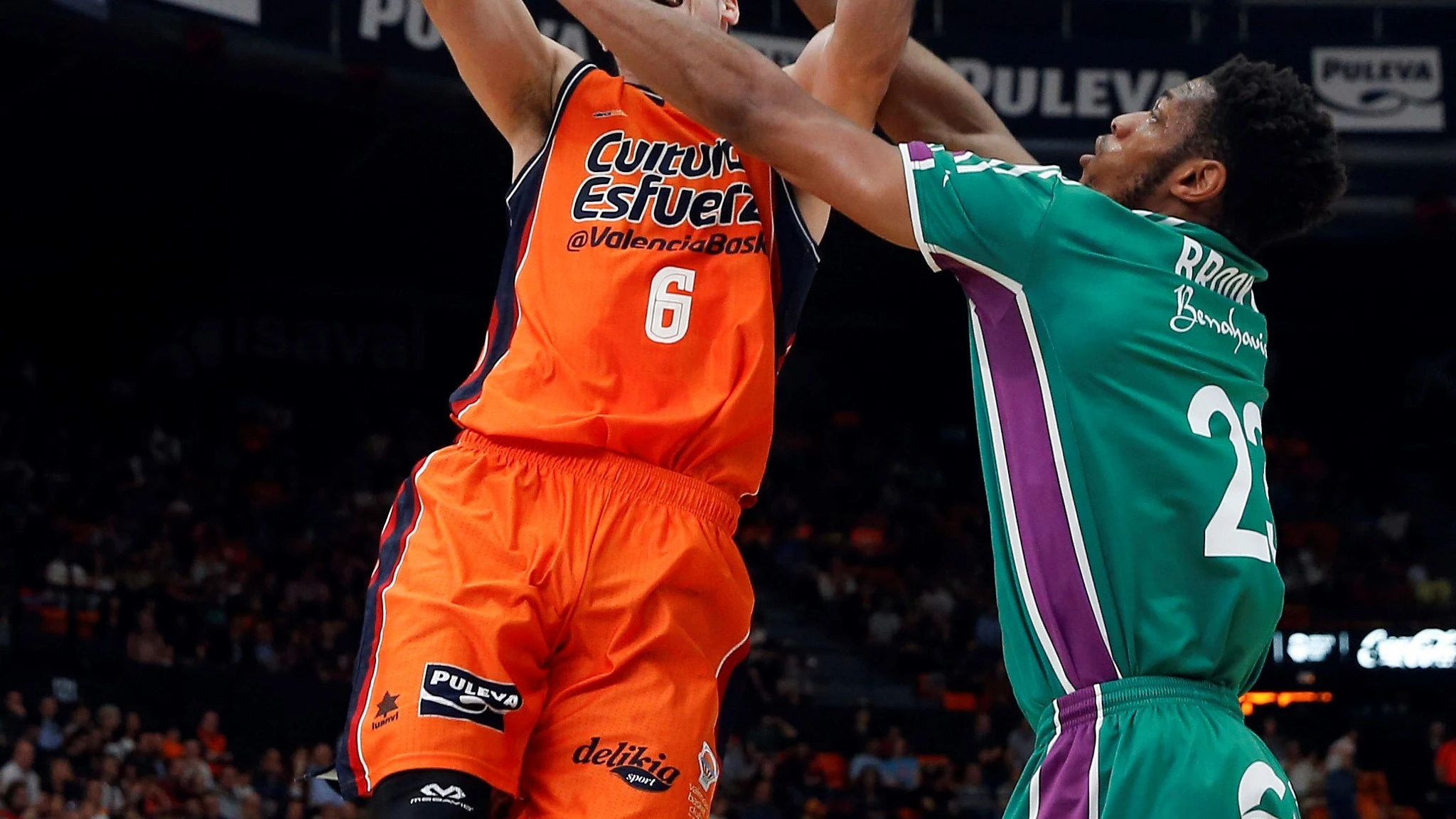 Jeff Brooks durante el encuentro contra el Valencia