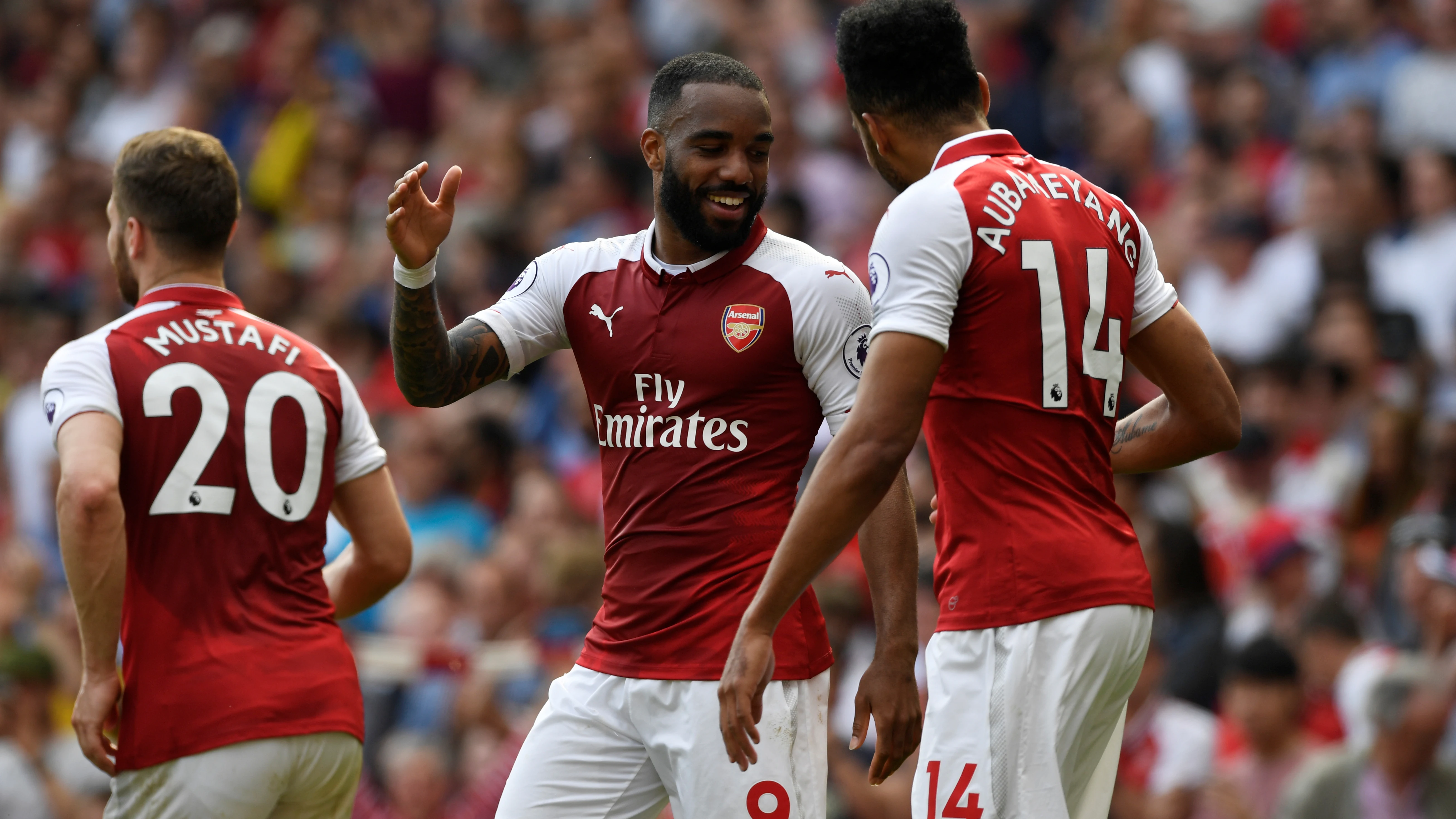 Lacazette celebrando un gol