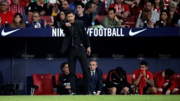 Simeone, en la banda del Metropolitano contra el Betis