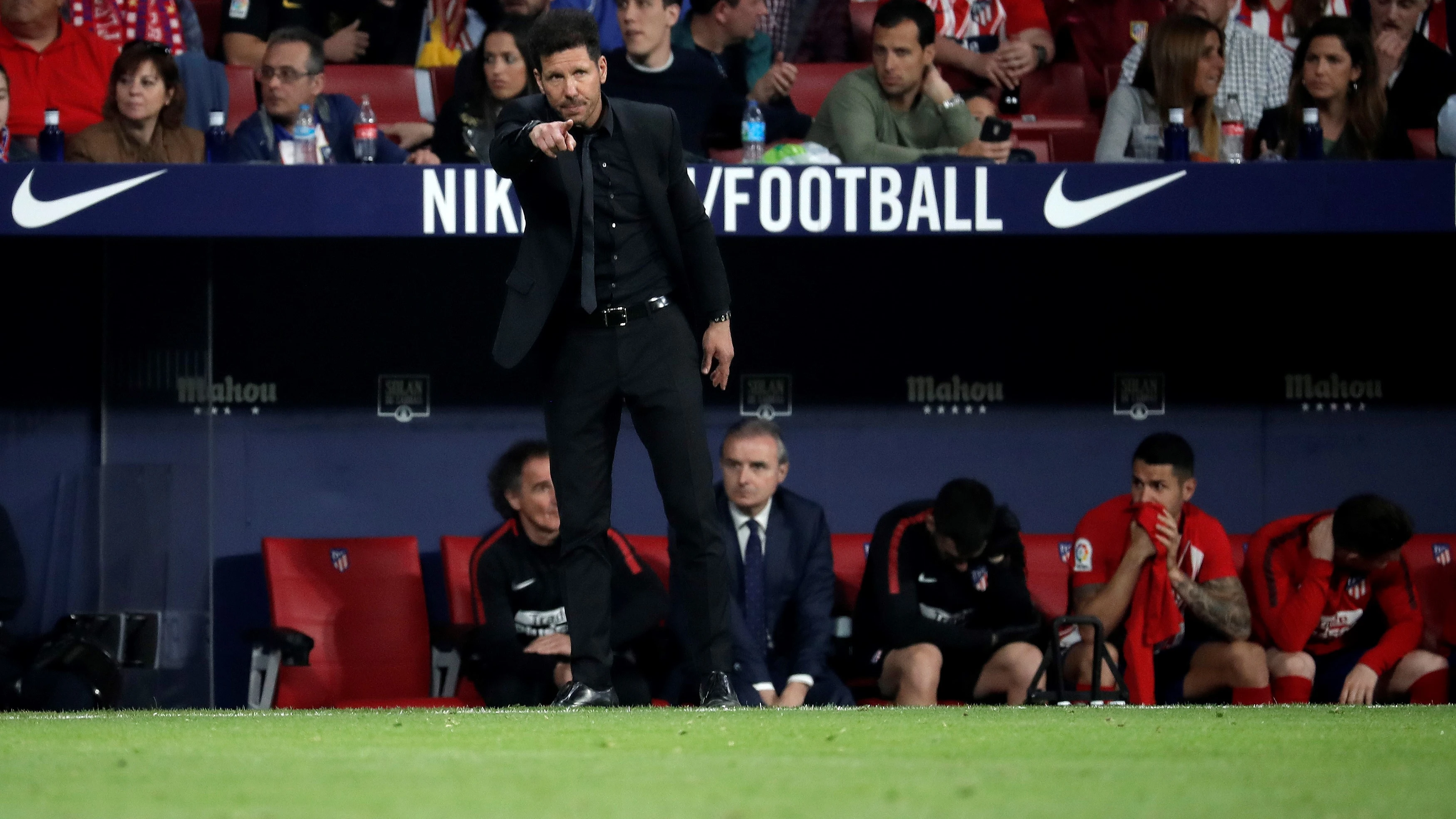 Simeone, en la banda del Metropolitano contra el Betis