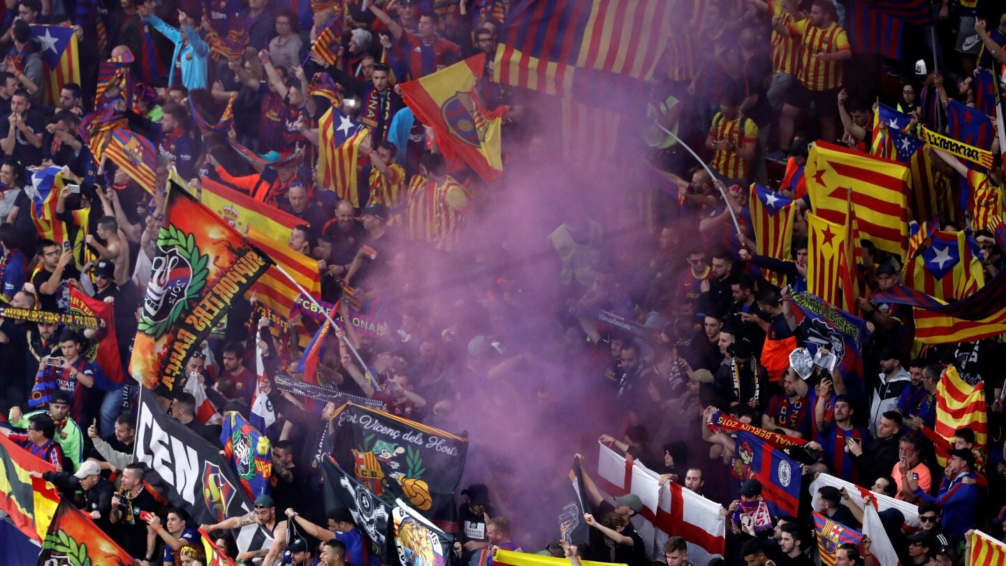 La afici&oacute;n del Barcelona en el estadio Wanda Metropolitano, en Madrid, antes de comenzar la final de la Copa