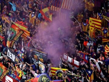 La afición del Barcelona en el estadio Wanda Metropolitano, en Madrid, antes de comenzar la final de la Copa La afición del Barcelona en el estadio Wanda Metropolitano, en Madrid, antes de comenzar la final de la Copa