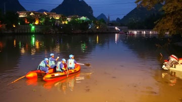 Labores de rescate en un río chino tras el choque de dos Barcos Dragón