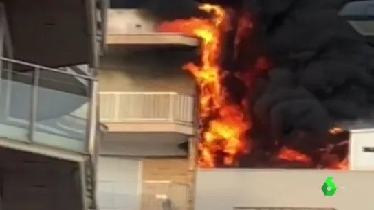 El edificio de Calafell en llamas El edificio de Calafell en llamas
