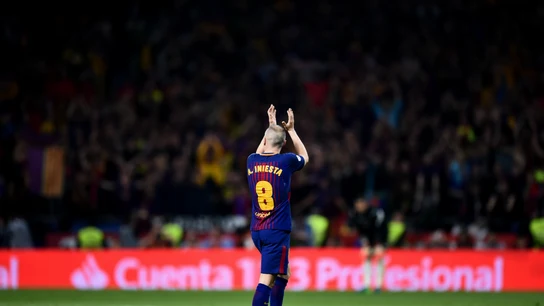 Iniesta aplaude a la grada Iniesta aplaude a la grada