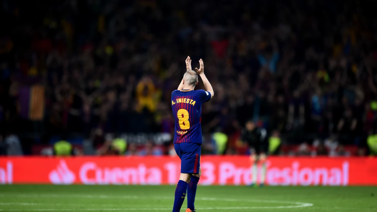 Iniesta aplaude a la grada