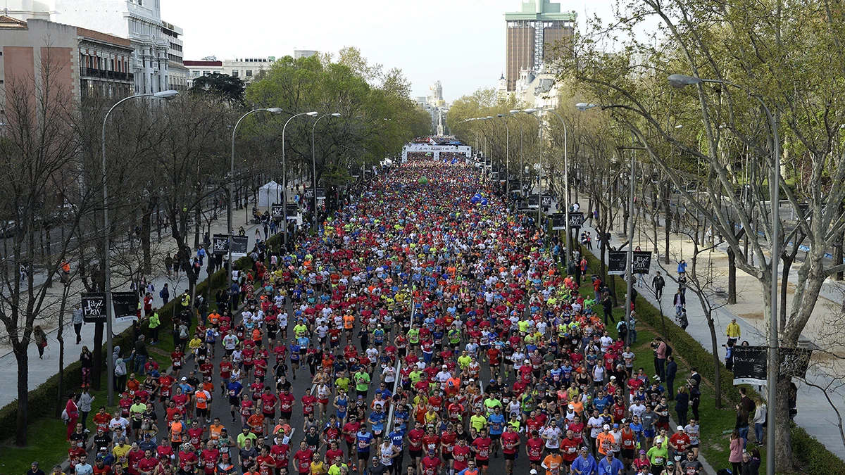 Miles de corredores tras la salida del EDP Rock'n'roll Maratón de Madrid 2019