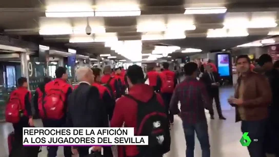 Indignación de los aficionados sevillistas a la llegada del equipo a Atocha Indignación de los aficionados sevillistas a la llegada del equipo a Atocha