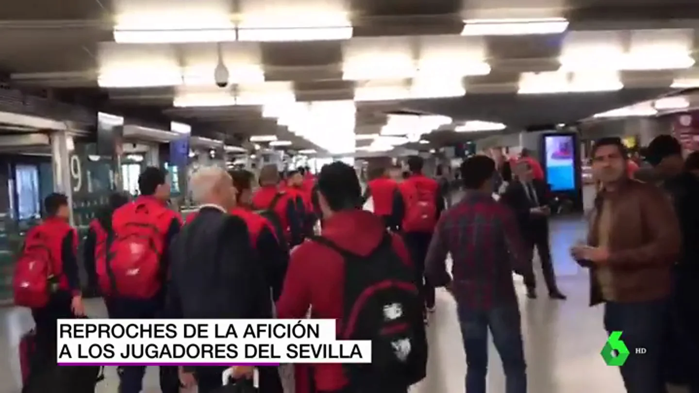 Indignación de los aficionados sevillistas a la llegada del equipo a Atocha Indignación de los aficionados sevillistas a la llegada del equipo a Atocha