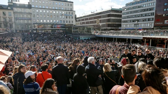 Cientos de fans se reúnen para honrar al fallecido DJ sueco Avicii en Sergels Torg en el centro de Estocolmo, Suecia Cientos de fans se reúnen para honrar al fallecido DJ sueco Avicii en Sergels Torg en el centro de Estocolmo, Suecia