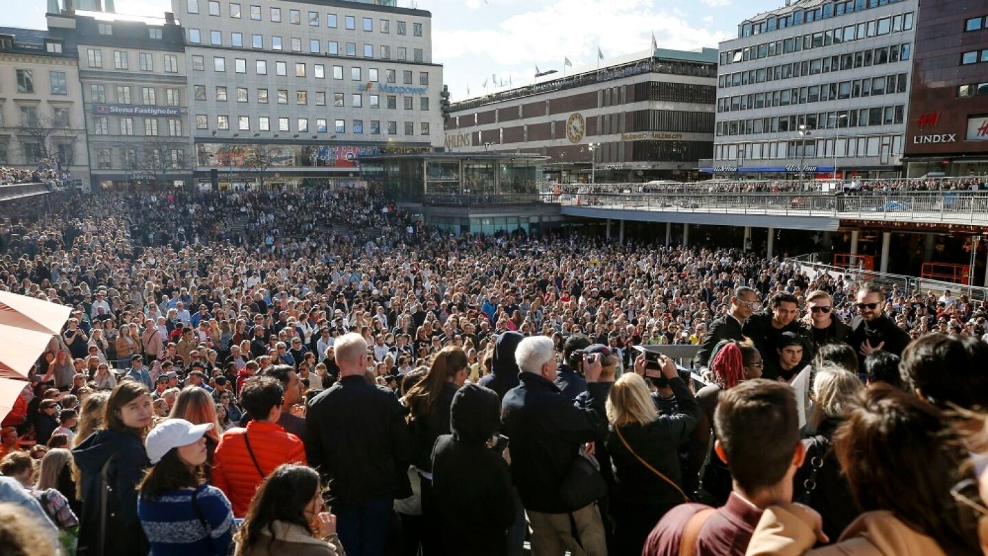  Cientos de fans se re&uacute;nen para honrar al fallecido DJ sueco Avicii en Sergels Torg en el centro de Estocolmo, Suecia