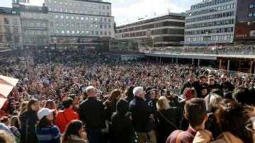  Cientos de fans se reúnen para honrar al fallecido DJ sueco Avicii en Sergels Torg en el centro de Estocolmo, Suecia