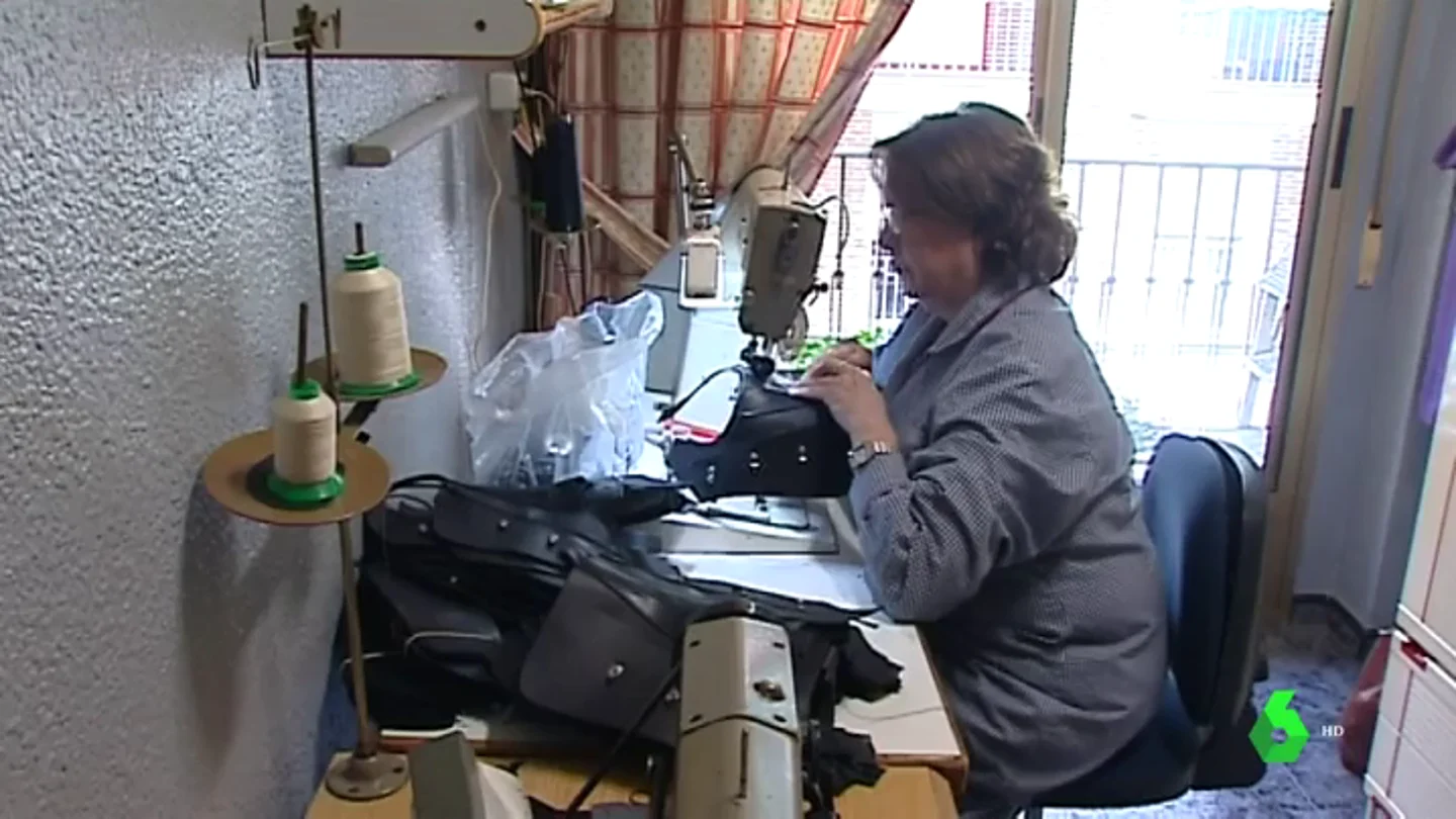 Aparadora sin contrato trabajando desde su casa Aparadora sin contrato trabajando desde su casa