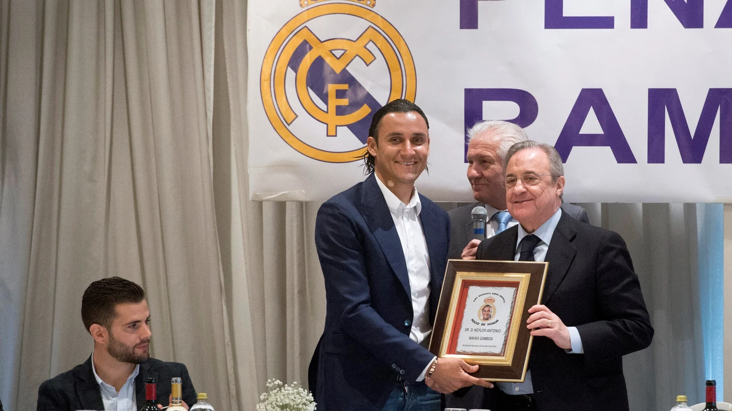 Florentino Pérez y Keylor Navas, en una peña madridista Florentino Pérez y Keylor Navas, en una peña madridista