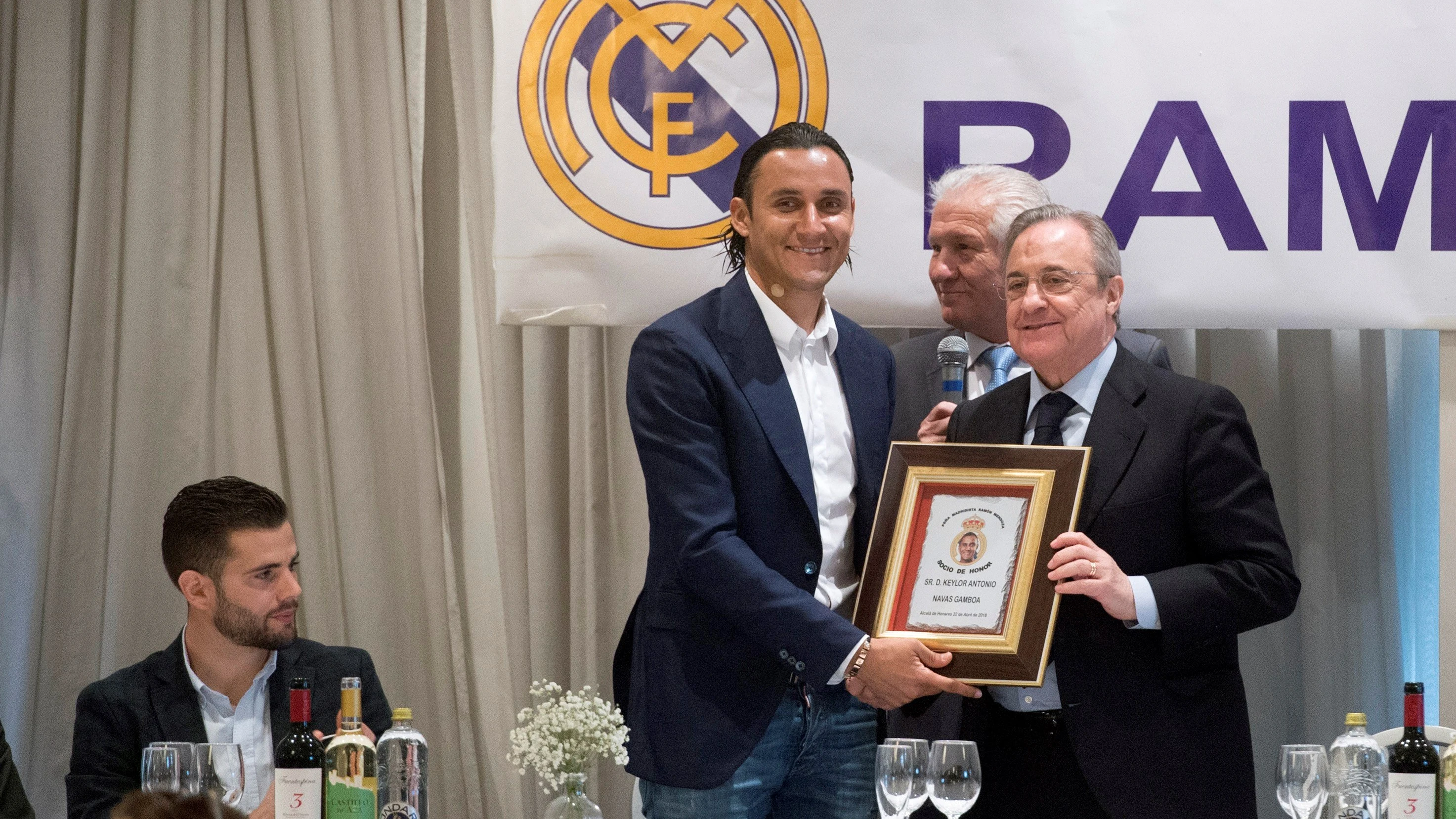 Florentino Pérez y Keylor Navas, en una peña madridista