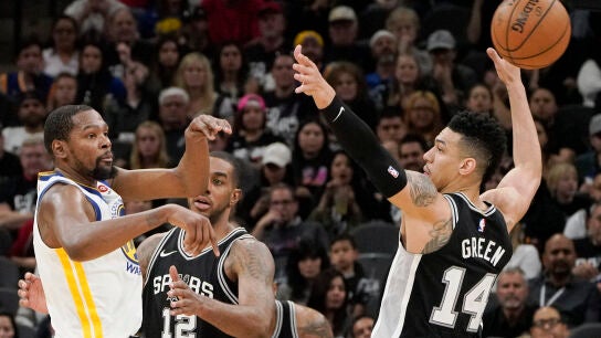 Danny Green y LaMarcus Aldridge, en acci&oacute;n ante Kevin Durant