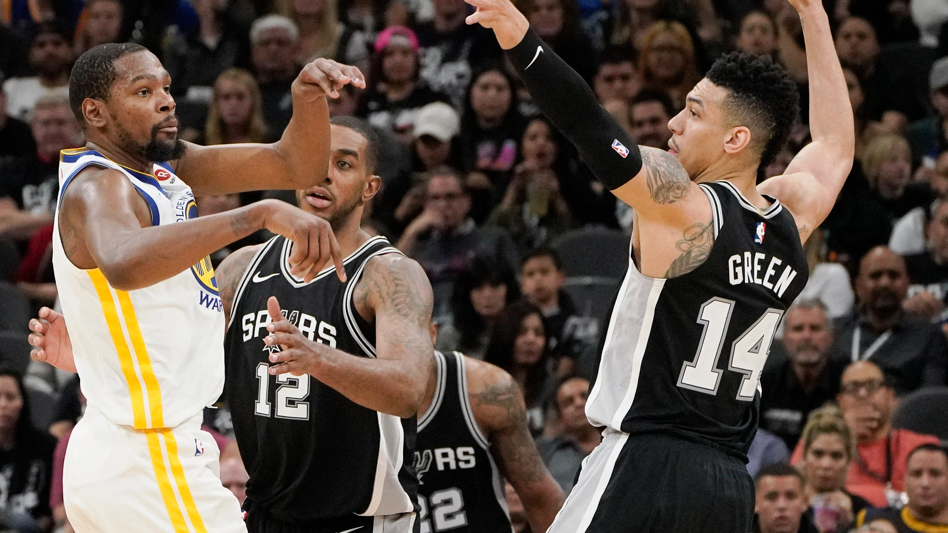 Danny Green y LaMarcus Aldridge, en acción ante Kevin Durant