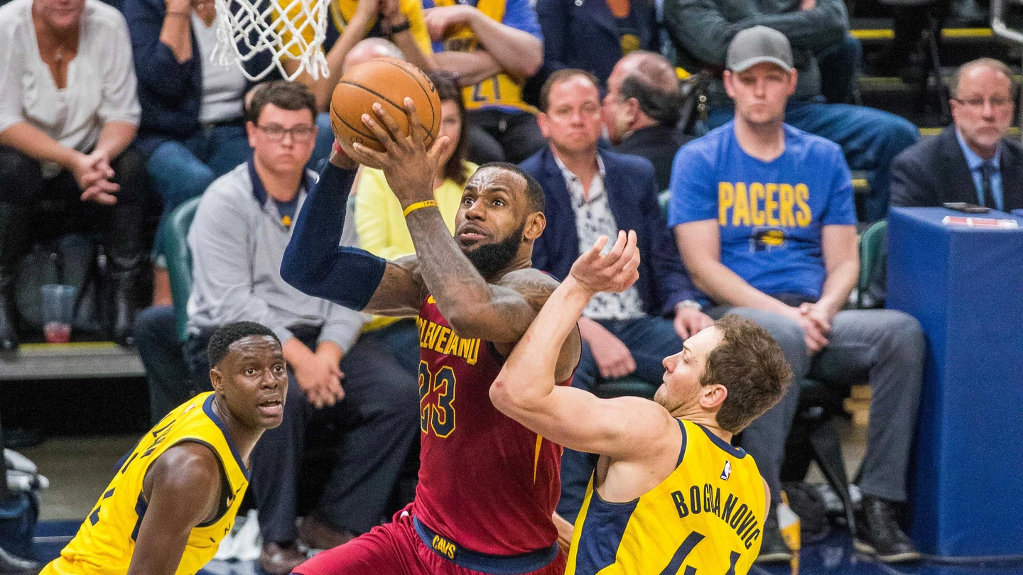 LeBron James anota ante la defensa de los Pacers LeBron James anota ante la defensa de los Pacers