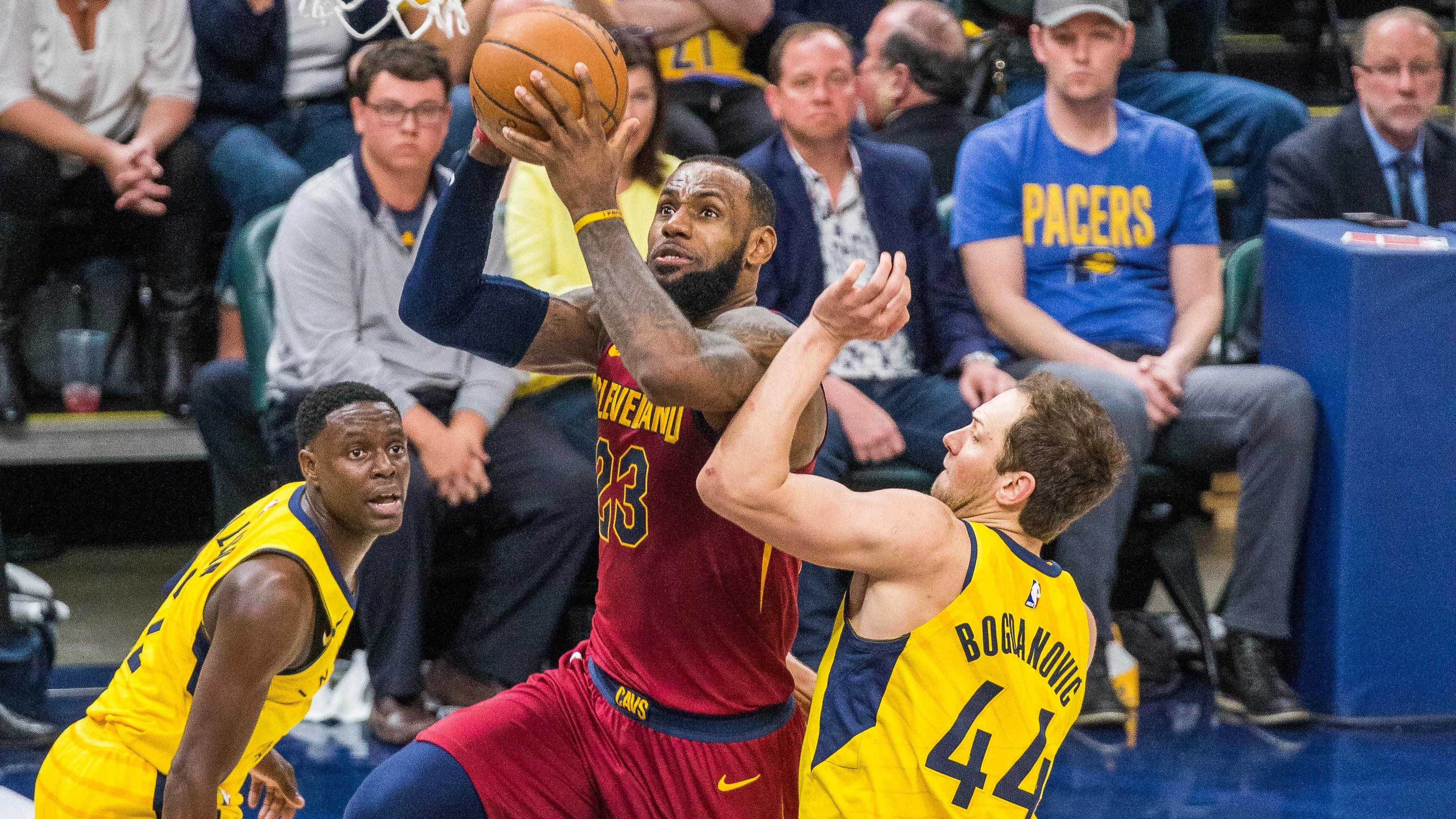 LeBron James anota ante la defensa de los Pacers