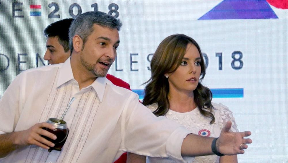 El candidato oficialista a la Presidencia de Paraguay, Mario Abdo Benítez junto a su esposa, Silvana López Moreira 
