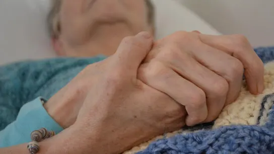 Una persona mayor en un hospital Una persona mayor en un hospital