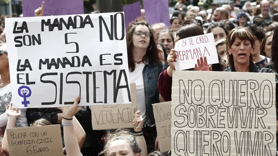 Cientos de personas se han concentrado este mediodía frente al Palacio de Justicia de Navarra Cientos de personas se han concentrado este mediodía frente al Palacio de Justicia de Navarra